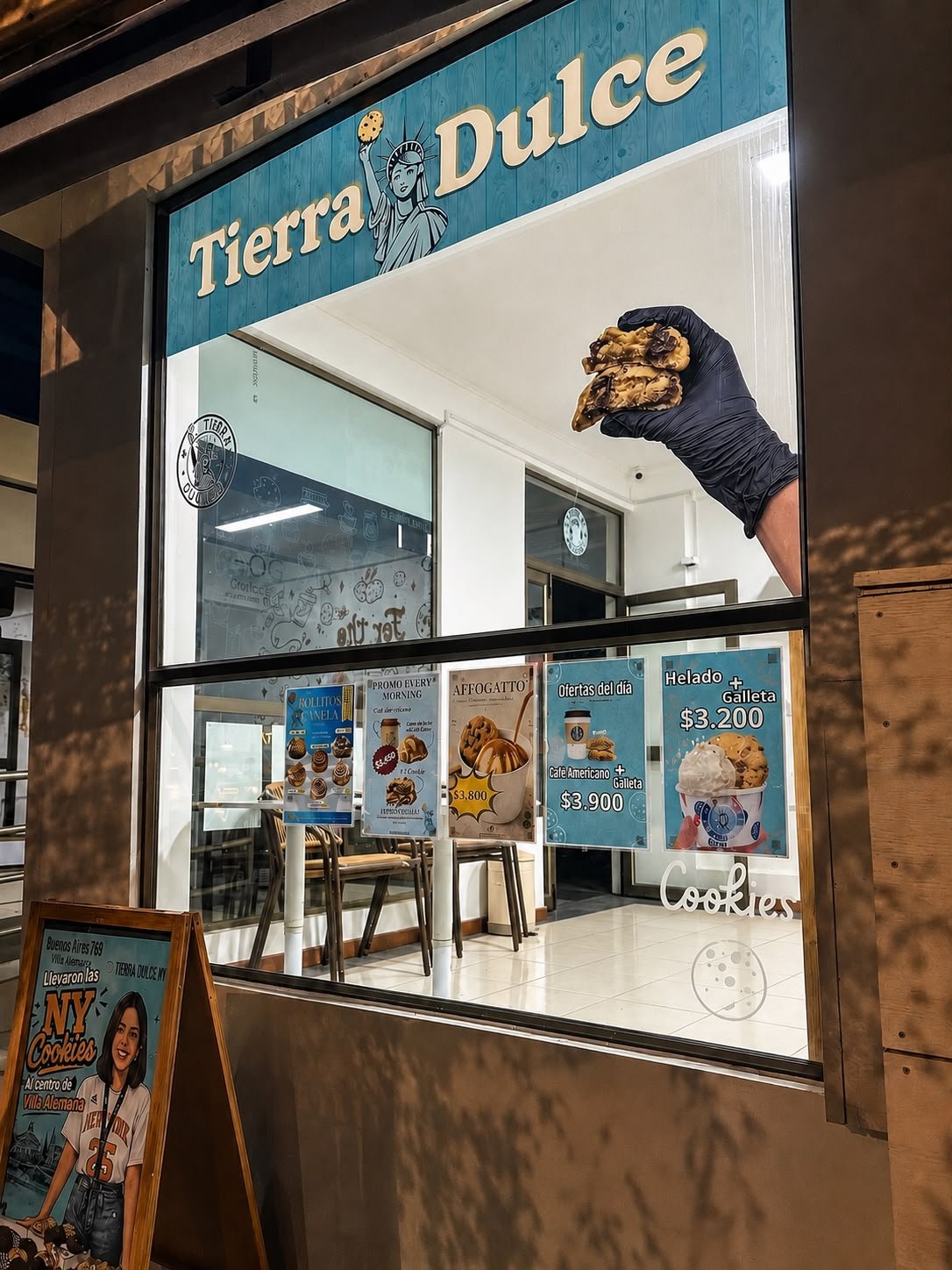 Fachada de Tierra Dulce en Villa Alemana durante la noche